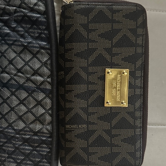 Michael Kors Black and Gold Logo Wallet - Picture 1 of 1